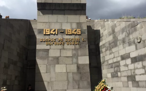 Марш армянских и российских военных к памятнику Мать Армения в Гюмри Марш армянских и российских военных к памятнику Мать Армения в Гюмри - Sputnik Армения