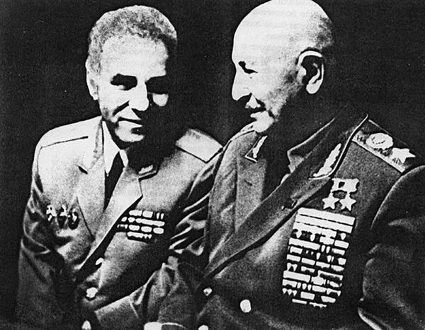 Алексей Экимян и Маршал Иван Христофорович (Ованес Хачатурович) Баграмян Алексей Экимян и Маршал Иван Христофорович (Ованес Хачатурович) Баграмян - Sputnik Армения