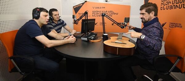 «Ուրիշ նորություններ» հաղորդաշարի հյուրը՝ Հարություն Փամբուկչյանն է (Ձախ Հարութ) - Sputnik Արմենիա