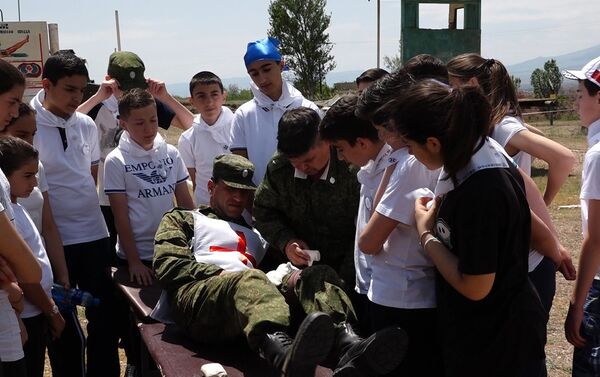Երևանում, Արտաշատում և Արմավիրում սահմանապահ ջոկատներին կից գործող երեք դպրոցների աշակերտները մասնակցեցին «Խաղաղությամբ ու բարեկամաբար» ռազմահայրենասիրական խաղին, որը կազմակերպել էր ՀԱՊԿ ինստիտուտի հայաստանյան ներկայացուցչությունը՝ Ռուսաստանի ԱԴԾ սահմանապահ վարչության հետ համատեղ: - Sputnik Արմենիա