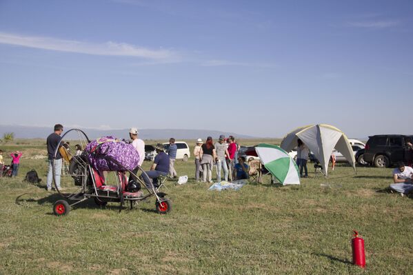 Желающие посмотреть полет парапланистов разбили палатки в поле - Sputnik Армения