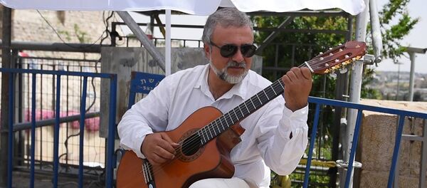 Музыкант группы Романтик Трио играет Ов сирун, сирун возле старого города Иерусалима Музыкант группы Романтик Трио играет Ов сирун, сирун возле старого города Иерусалима - Sputnik Армения