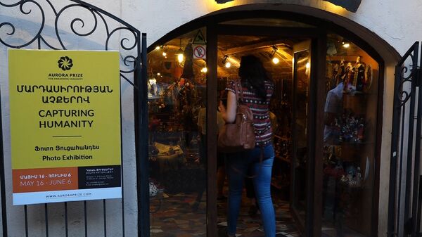 Открытие выставки Глазами Гуманизма, на которой были представлены результаты конкурса фотографий и короткометражных фильмов Аврора Открытие выставки Глазами Гуманизма, на которой были представлены результаты конкурса фотографий и короткометражных фильмов Аврора - Sputnik Армения