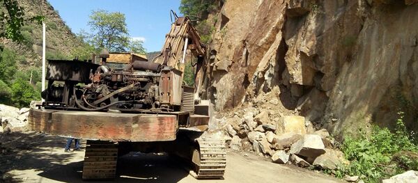 Экскаватор на месте камнепада Экскаватор на месте камнепада - Sputnik Армения