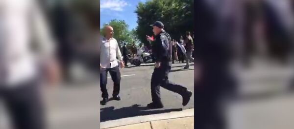 Турецкие националисты напали на мирных демонстрантов у резиденции посла Турции в Вашингтоне Турецкие националисты напали на мирных демонстрантов у резиденции посла Турции в Вашингтоне - Sputnik Армения