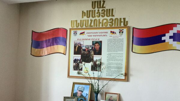 Один из классов Ширакской школы назван именем военнослужащего Гора Гарегиняна, погибшего во время четырехдневной апрельской войны в Карабахе - Sputnik Արմենիա