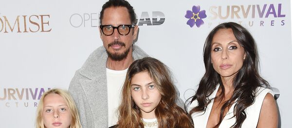 Крис Корнелл с семьей на премьере фильма Обещание - Sputnik Армения