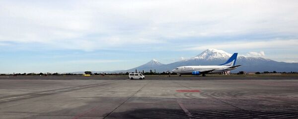 Самолет авиакомпании Армения на фоне горы Арарат - Sputnik Армения