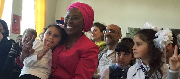 Лауреаты премии Аврора-2016 Том Катина и Маргарет Баранкице посетили детский дом Трчунян в Гюмри Лауреаты премии Аврора-2016 Том Катина и Маргарет Баранкице посетили детский дом Трчунян в Гюмри - Sputnik Արմենիա