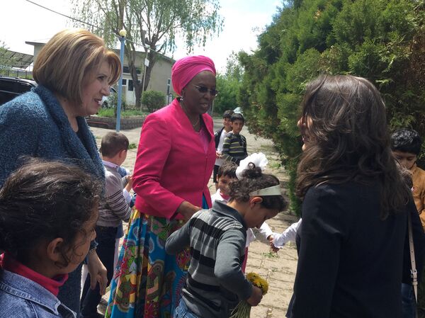 Лауреаты премии Аврора-2016 Том Катина и Маргарет Баранкице посетили детский дом Трчунян в Гюмри - Sputnik Армения