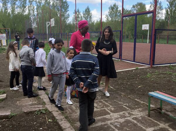 Лауреаты премии Аврора-2016 Том Катина и Маргарет Баранкице посетили детский дом Трчунян в Гюмри - Sputnik Армения