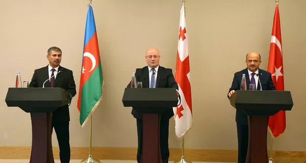 Министры обороны Азербайджана, Грузии и Турции Закир Гасанов, Леван Изория и Пикри Ишик Министры обороны Азербайджана, Грузии и Турции Закир Гасанов, Леван Изория и Пикри Ишик - Sputnik Армения