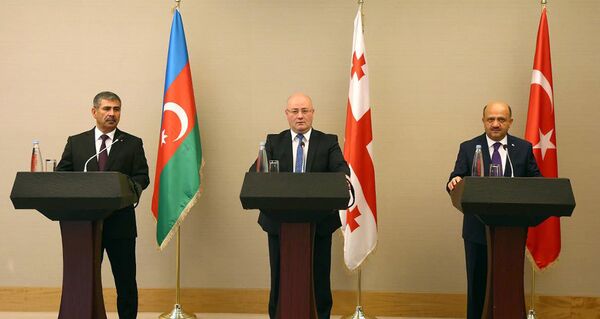 Министры обороны Азербайджана, Грузии и Турции Закир Гасанов, Леван Изория и Пикри Ишик Министры обороны Азербайджана, Грузии и Турции Закир Гасанов, Леван Изория и Пикри Ишик - Sputnik Армения