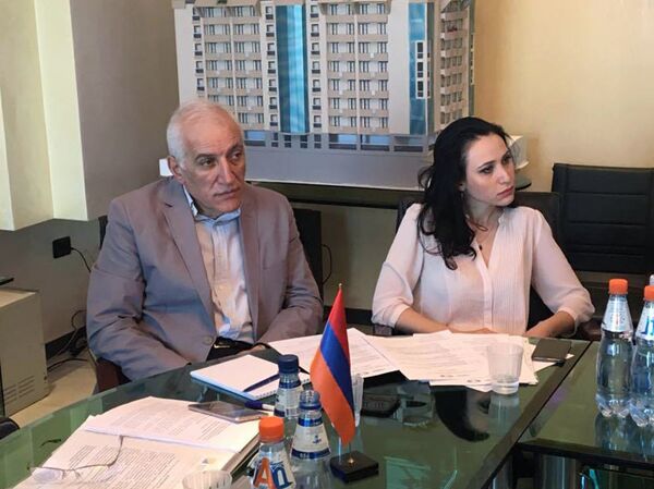 Ваагн Хачатрян. Заседание на тему Экономика и предпринимательство с участием представителей Болгарии, Польши, Латвии, Украины, Беларуси и Казахстана Ваагн Хачатрян. Заседание на тему Экономика и предпринимательство с участием представителей Болгарии, Польши, Латвии, Украины, Беларуси и Казахстана - Sputnik Արմենիա