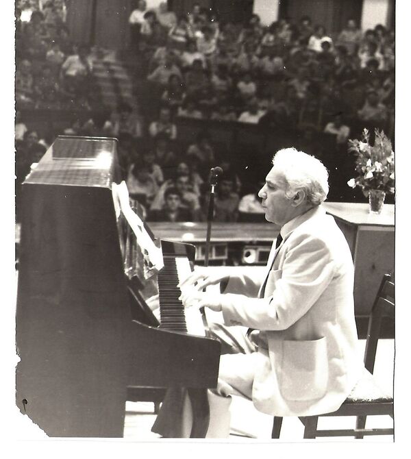 Алексей Экимян в доме культуры в Мартуни Алексей Экимян в доме культуры в Мартуни - Sputnik Армения