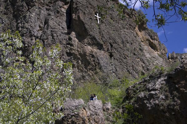 Крест в скале рядом с Гегардом - Sputnik Армения
