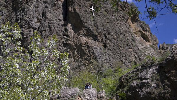 Крест в скале рядом с Гегардом - Sputnik Արմենիա