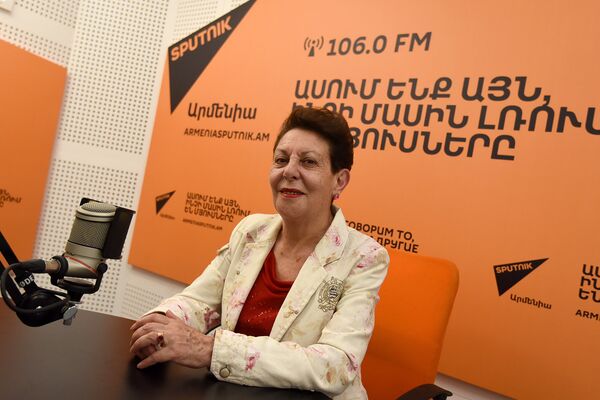 Анаит Бахшян в гостях у радио Sputnik Армения Анаит Бахшян в гостях у радио Sputnik Армения - Sputnik Армения