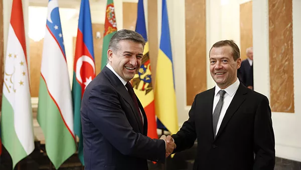 Премьер-министр РА принял участие в заседании Совета глав правительств СНГ. Карен Карапетян и Дмитрий Медведев - Sputnik Армения