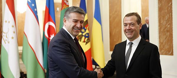 Премьер-министр РА принял участие в заседании Совета глав правительств СНГ. Карен Карапетян и Дмитрий Медведев - Sputnik Армения