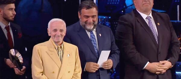 Шарль Азнавур и Рубен ВарданянЦеремония вручения Aurora Prize - Sputnik Армения