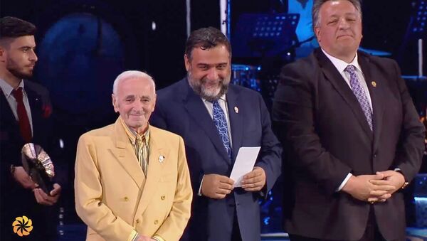 Шарль Азнавур и Рубен ВарданянЦеремония вручения Aurora Prize - Sputnik Армения