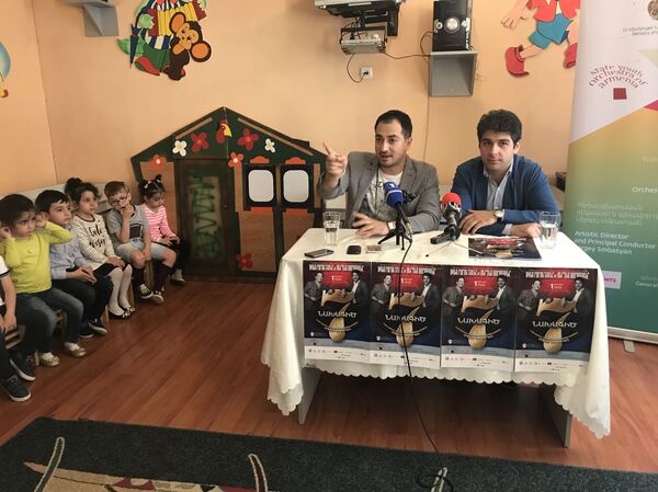 Телеведущий Авет Барсегян и главный дирижер Государственного молодежного оркестра Армении Сергей Смбатян - Sputnik Армения
