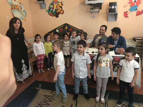 Воспитанники детского сада поют для гостей пресс-конференции - Sputnik Армения