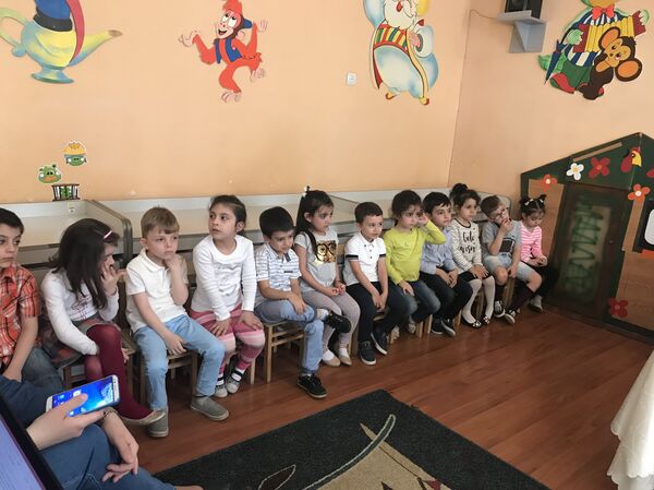 Воспитанники детского сада поют для гостей пресс-конференции - Sputnik Армения