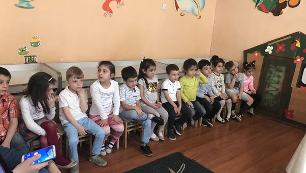 Воспитанники детского сада поют для гостей пресс-конференции - Sputnik Армения