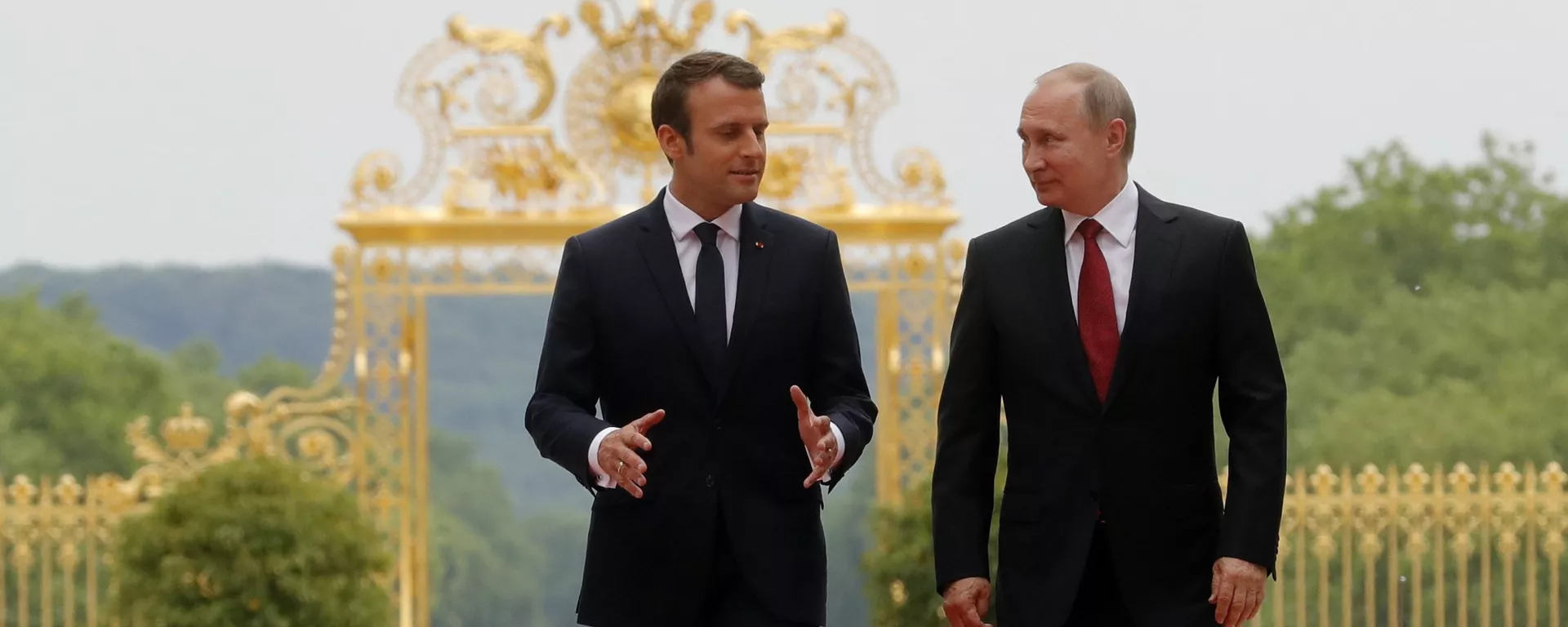 Президенты России и Франции Владимир Путин и Эммануэль Макрон во время встречи в Версальском дворце (29 мая 2017). Париж - Sputnik Армения, 1920, 21.12.2021