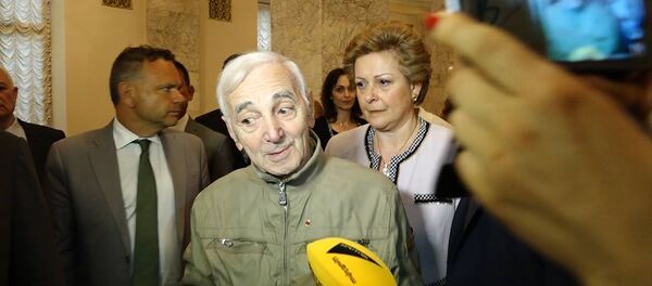 В Ереване Шарль Азнавур присутствовал на постановке в его честь - Sputnik Армения