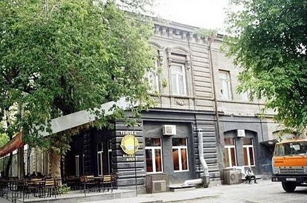 Улица Вазгена Саргсяна. Бывшее здание лимонадной фабрики Ласто Хачатура Гиланяна Улица Вазгена Саргсяна. Бывшее здание лимонадной фабрики Ласто Хачатура Гиланяна - Sputnik Армения