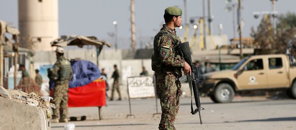 Служащий Национальной армии Афганистана у базы Баграм в Афганистане после взрыва - Sputnik Армения