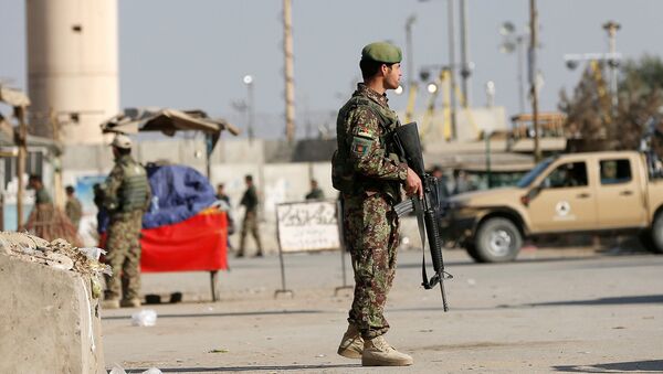 Служащий Национальной армии Афганистана у базы Баграм в Афганистане после взрыва - Sputnik Արմենիա