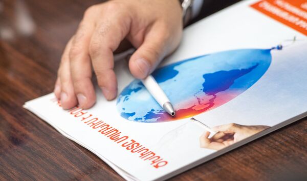 П/к на тему Курение - угроза развитию в офисе ООН. Левон Алтунян П/к на тему Курение - угроза развитию в офисе ООН. Левон Алтунян - Sputnik Армения