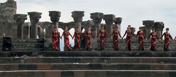 Международный день защиты детей у храма Звартноц Международный день защиты детей у храма Звартноц - Sputnik Армения