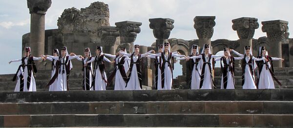 Международный день защиты детей у храма Звартноц Международный день защиты детей у храма Звартноц - Sputnik Армения