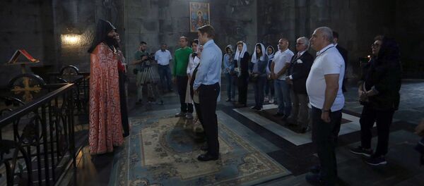 Шарль Азнавур с сыном Николя Азнавуром в Татевском монастыре - Sputnik Армения