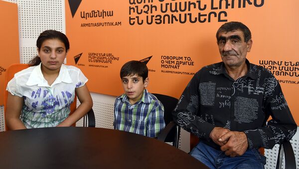 Вираб Шабоян с детьми в гостях у радио Sputnik Армения - Sputnik Արմենիա