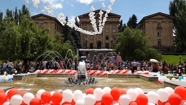 Во дворе парламента отметили День защиты детей - Sputnik Армения