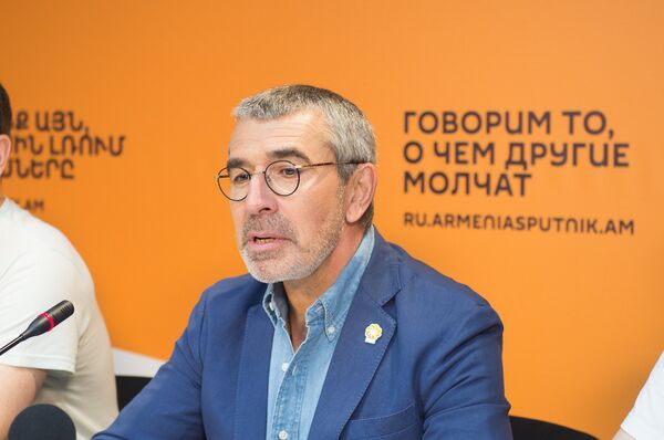 П/к известного российского музыканта, бизнесмена и мецената, лидера группы D'Black Blues Orchestra Владимира Аветисяна П/к известного российского музыканта, бизнесмена и мецената, лидера группы D'Black Blues Orchestra Владимира Аветисяна - Sputnik Армения