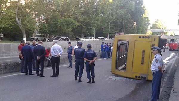 В Ереване перевернулся автобус - Sputnik Армения