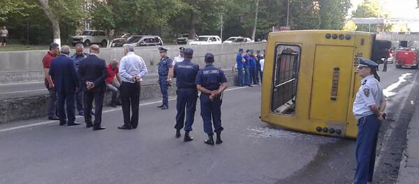 В Ереване перевернулся автобус - Sputnik Армения