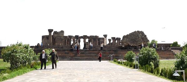 В ИСТОРИКО-КУЛЬТУРНОМ МУЗЕЕ-ЗАПОВЕДНИКЕ “ЗВАРТНОЦ”  ОТКРЫЛАСЬ ВЫСТАВКА ПОД НАЗВАНИЕМ &quot;ИНОСТРАНЦЫ ОБ АРМЯНСКОЙ АРХИТЕКТУРЕ&quot; - Sputnik Армения