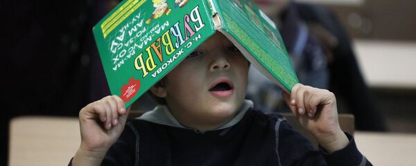 Ученик на уроке чтения в начальной общеобразовательной школе - Sputnik Армения