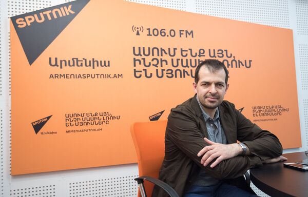 Микаэль Согоян в гостях у радио Sputnik Армения Микаэль Согоян в гостях у радио Sputnik Армения - Sputnik Արմենիա