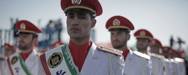 Корпус стражей исламской революции (КСИР) в парадной одежде во время празднования годовщины исламской революции в Тегеране. - Sputnik Армения