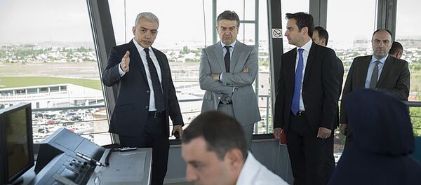 Премьер-министр Армении Карен Карапетян посетил управление гражданской авиации Премьер-министр Армении Карен Карапетян посетил управление гражданской авиации - Sputnik Армения