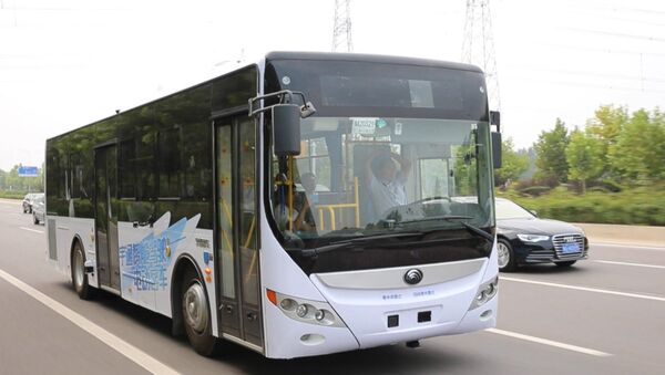 СПУТНИК_Самоуправляемый автобус провез пассажиров по загородной трассе в Китае - Sputnik Армения